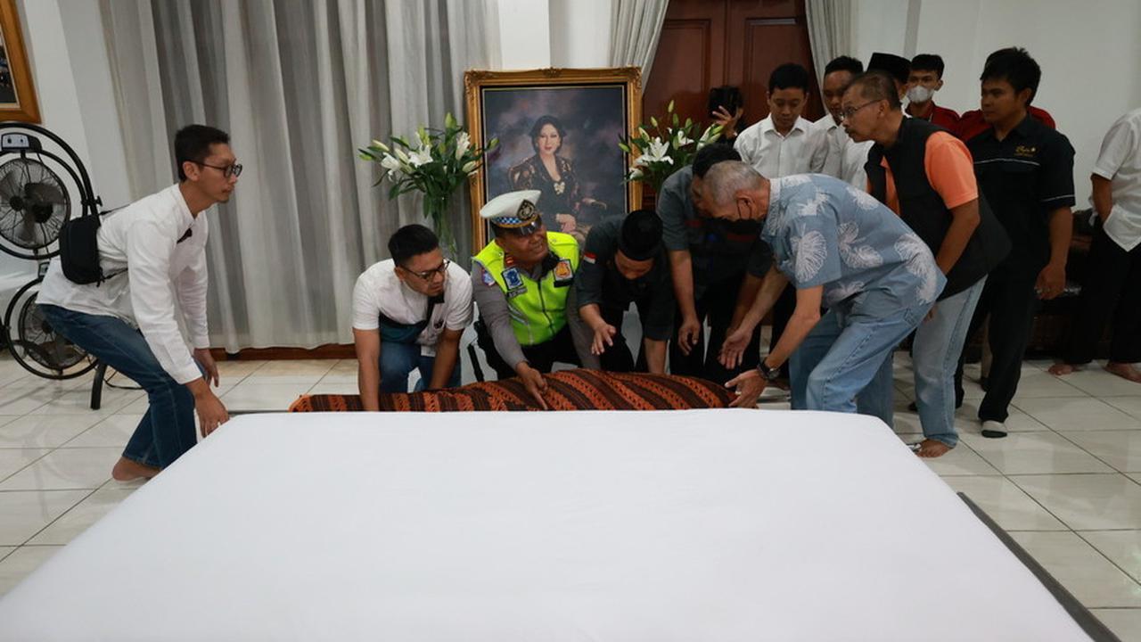Potret Kedatangan Jenazah Mendiang Titiek Puspa di Rumah Duka, Disambut Isak Tangis Keluarga