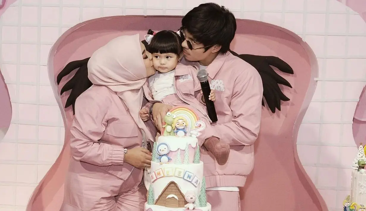 <p>Ameena, putri pertama pasangan Atta Halilintar dan Aurel Hermansyah baru saja merayakan ulang tahunnya yang ke-2. Di perayaan ini, tiga keluarga turut meramaikan; masing-masing adalah keluarga Ashanty, Krisdayanti, dan Geni Faruk. [Foto: Instagram/attahalilintar]</p>