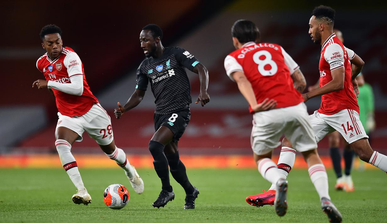 Gelandang Liverpool, Naby Keita, berusaha melewati pemain Arsenal pada laga lanjutan Premier League pekan ke-36 di Emirates Stadium, Kamis (16/7/2020) dini hari WIB. Arsenal menang 2-1 atas Liverpool. (AFP/Glyn Kirk/pool)