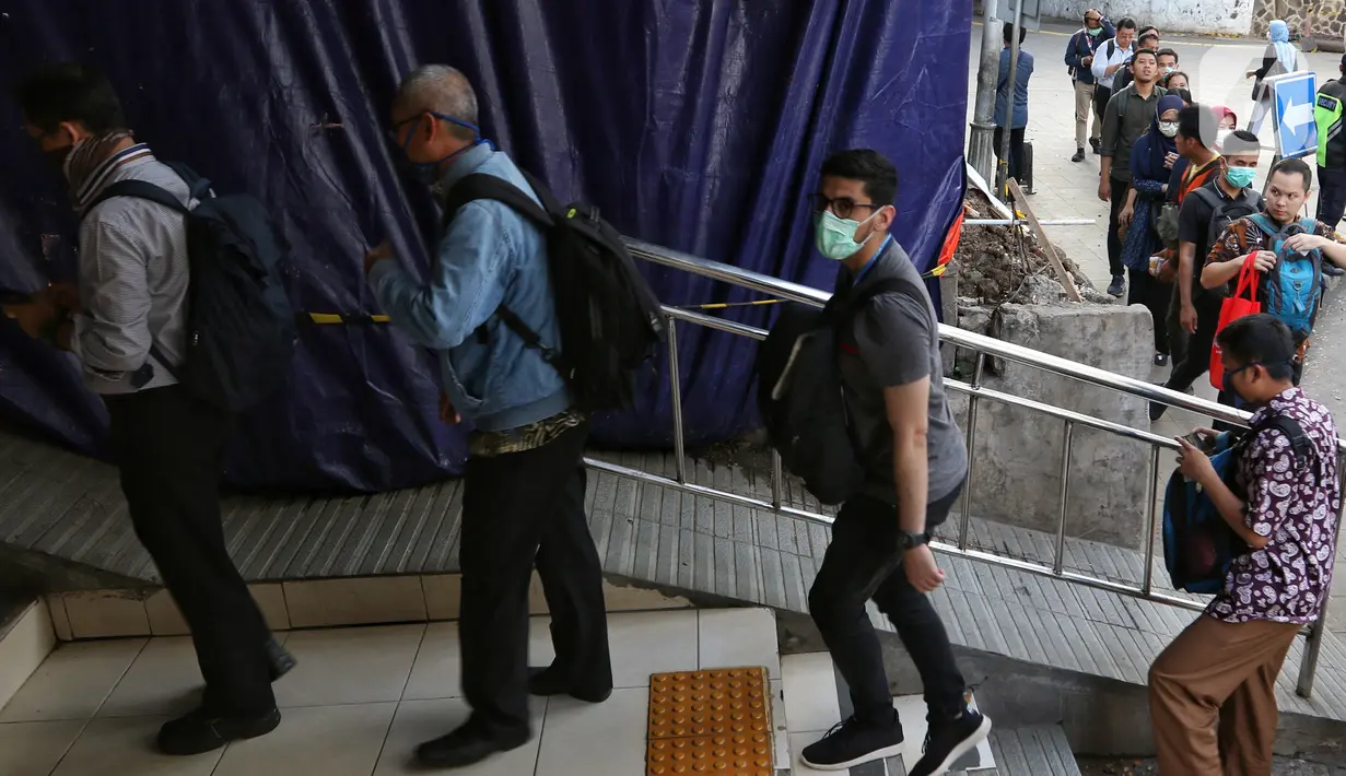 Calon penumpang KRL Commuter Line antre memasuki Stasiun Sudirman, Jakarta, Selasa (17/3/2020. Terjadi antrean akibat PT Kereta Commuter Indonesia (KCI) memberlakukan kebijakan pengecekan suhu tubuh bagi penumpang KRL untuk mengantisipasi penyebaran virus corona Covid-19. (Liputan6.com/Johan Tallo)