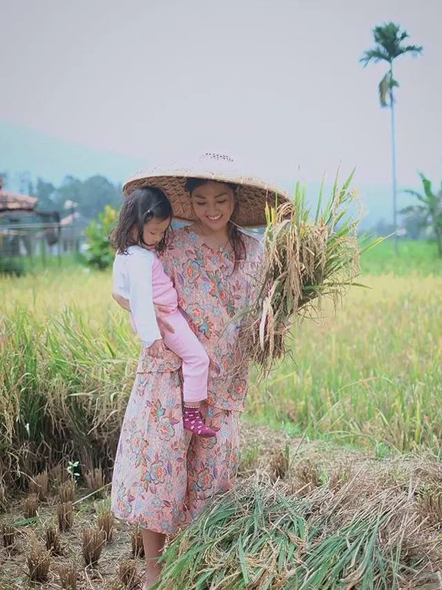 6 Seleb Tanah Air Ini Pilih Pematang Sawah Sebagai Spot Foto