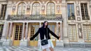 <p>Jisoo berkunjung ke Palace of Versailles. Menurut informasi yang dihimpun, ini adalah istana yang dibangun oleh Raja Louis XIV yang terletak di Versailles. Jisoo berpose di pelatarannya. (Foto: Instagram/ sooyaaa__)</p>