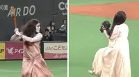 Hantu Sadako dari The Ring dan hantu Kayako dari Ju-On saat beradu baseball. (en.rocketnews24.com)