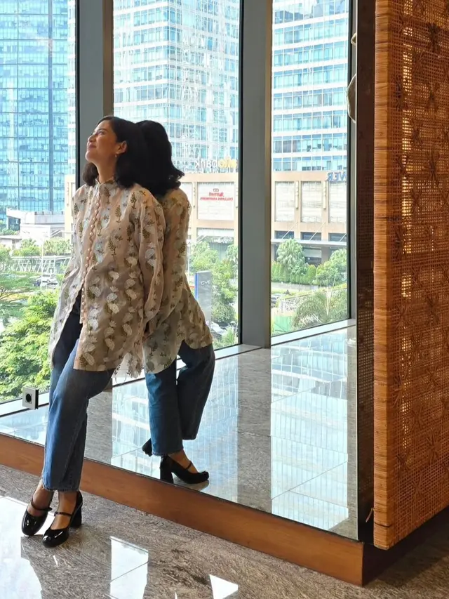 Inspirasi kebaya simpel dari para artis yang bisa dijadikan referensi untuk merayakan Lebaran (Instagram/@therealdisastr)