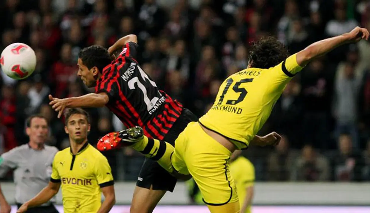 Gelandang Frankfurt, Karim Matmour (kiri) dan bek Dortmund Mats Hummels duel mendapatkan boladalam laga Bundesliga antara Eintracht Frankfurt vs Borussia Dortmund, di Frankfurt am Main, Jerman Tengah. pada 25 September 2012. (AFP PHOTO/DANIEL ROLAND)