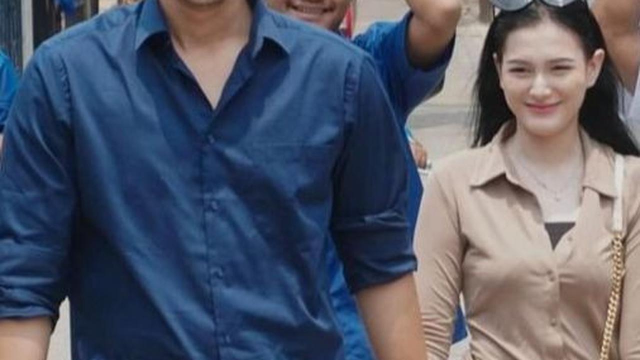 Aditya Zoni dan istri tak hanya tampil romantis, tetapi juga saling mendukung.