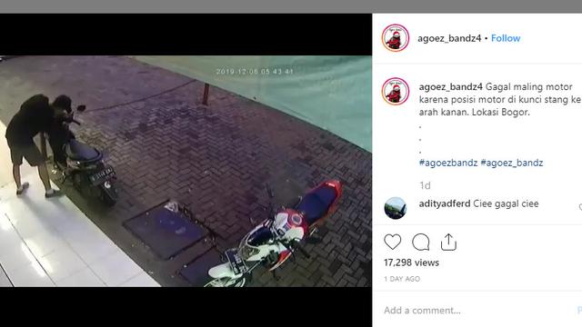 Seperti dilansir akun Instagram @agoez_bandz4, terlihat pelaku yang hendak mencuri motor matik mengalami kesulitan membongkar kunci kontak karena tertutup setang motor.