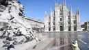 Pekerja membersihkan permukaan kawasan di Piazza del Duomo di Milan, 31 Maret 2020. Pandemi COVID-19 terus menyebar di Italia pada Selasa (31/3), menambah total jumlah terinfeksi, kematian dan pulih menjadi 105.792, menurut data terbaru Departemen Perlindungan Sipil Italia. (Xinhua/Daniele Mascolo)