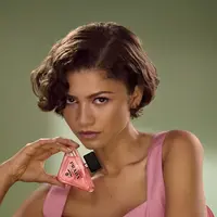 Zendaya tampil dengan gaya feminin modern saat terpilih jadi brand ambassador Prada Beauty (Prada Beauty)