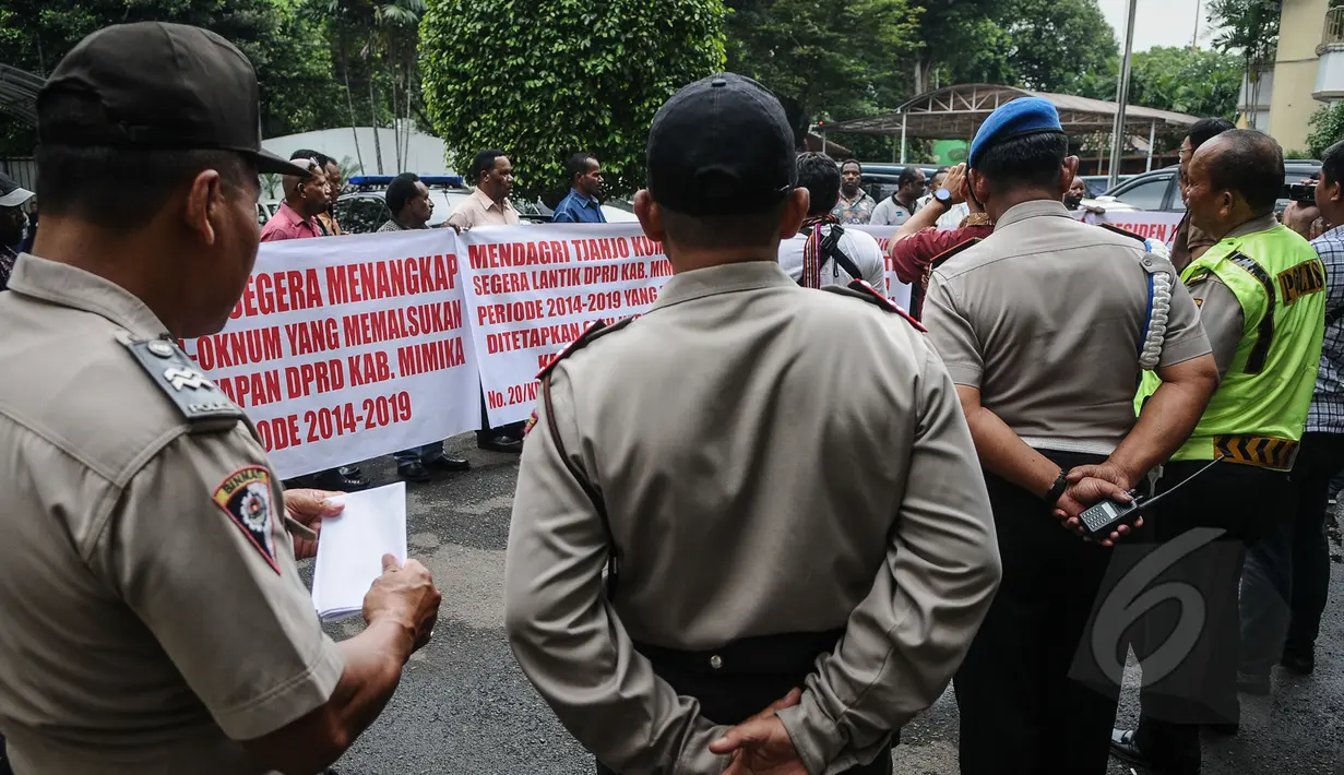 Pihak kepolisian tampak berjaga-jaga saat aksi calon anggota DPRD Kabupaten Mimika hasil Pemilihan Umum Legislatif 2014 di depan Kantor KPU RI, Jakarta, Jumat (17/4/2015). (Liputan6.com/Faizal Fanani)