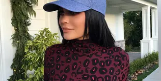 Kylie Jenner kembali ramai dibicarakan publik. Bukan karena pemberitaan kemesraannya, kali ini foto tubuh seksinya yang menuai komentar publik, tersiar kabar Kylie telah gagal memodifikasi fotonya yang menjadi terlihat aneh. (Instagram/Kyliejenner)