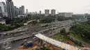 Suasana pembangunan proyek jalan layang Simpang Susun Semanggi, Jakarta, Sabtu (21/1). Pembangunan tersebut merupakan salah satu upaya untuk mengurai kemacetan di kawasan ini, proyek dijadwalkan selesai pada Agustus 2017. (Liputan6.com/Faizal Fanani)