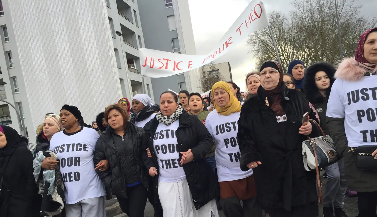 Aksi ratusan warga mengecam kebejatan seorang polisi di jalanan Aulnay-sous-Bois, utara Paris, Senin (6/2). Selain disodomi, pemuda kulit hitam itu juga menyebut dirinya menjadi korban kekerasan rasis di dalam mobil polisi. (AP Photo/Milos Krivokapic)