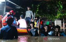 Banjir Kiriman Depok Rendam 10 RW di Ciracas, Warga Dievakuasi
