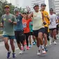 Peserta Maybank Marathon 2023 berlari bersama dalam rangka persiapan fisik menuju Elite Label Road Race Maybank Marathon 2023 yang akan diselenggarakan di Bali Safari & Marine Park Gianyar, Jakarta (21/05/2023). (Liputan6.com/HO)
