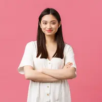 Cara wanita memancarkan karisma sejati melalui sikap, percaya diri, dan wibawa, bukan sekadar dari penampilan. (Foto: Benzoix/Freepik)