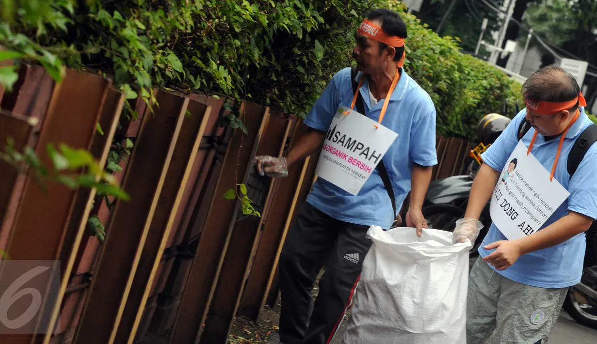Para komunitas peduli lingkungan saat mencari sampah yang berserakan, Jakarta, Minggu (21/2). Dinas Kebersihan DKI Jakarta bekerjasama dengan Qlue dan 25 komunitas peduli lingkungan melakukan aksi Clean Up di kawasan jakarta. (Liputan6.com/Helmi Afandi)