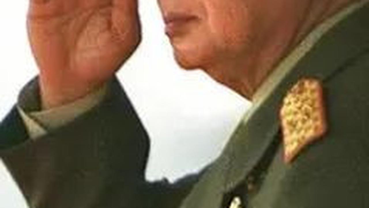 Potret Lawas Presiden Soeharto Mendapat Pangkat Jenderal Besar Bintang 5, Didampingi Sosok Jenderal Bintang 4