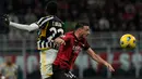 Duel ini berlangsun cukup menarik dan sengit. Bahkan, AC Milan harus bermain dengan 10 pemain setelah Malick Thiaw mendapat merah. (AP Photo/Luca Bruno)