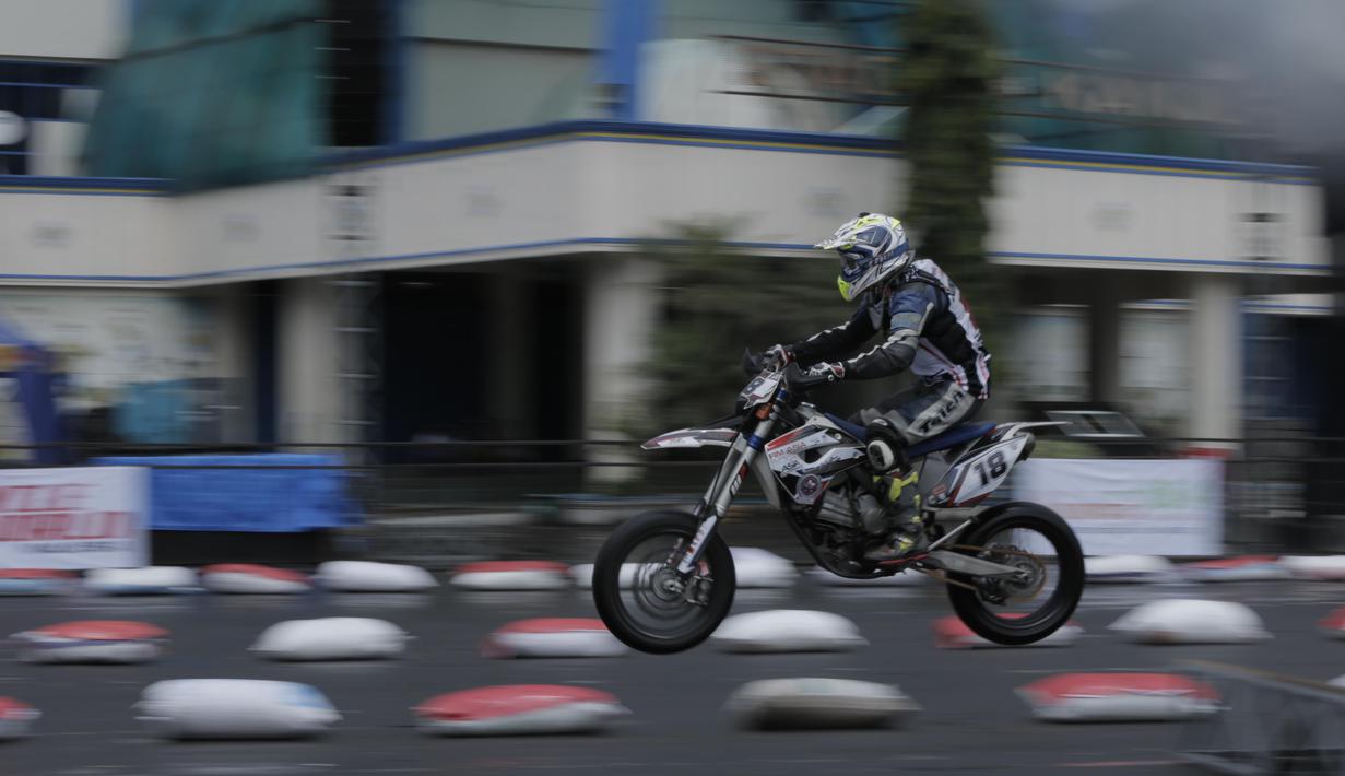 Tsang wai Kei, pebalap asal Hongkong melewati rintangan pada ajang FIM Asia Supermoto 2016 di Kompleks Stadion Kanjuruhan, Malang, Sabtu (8/10/2016)  (Bola.com/Reza Bachtiar)