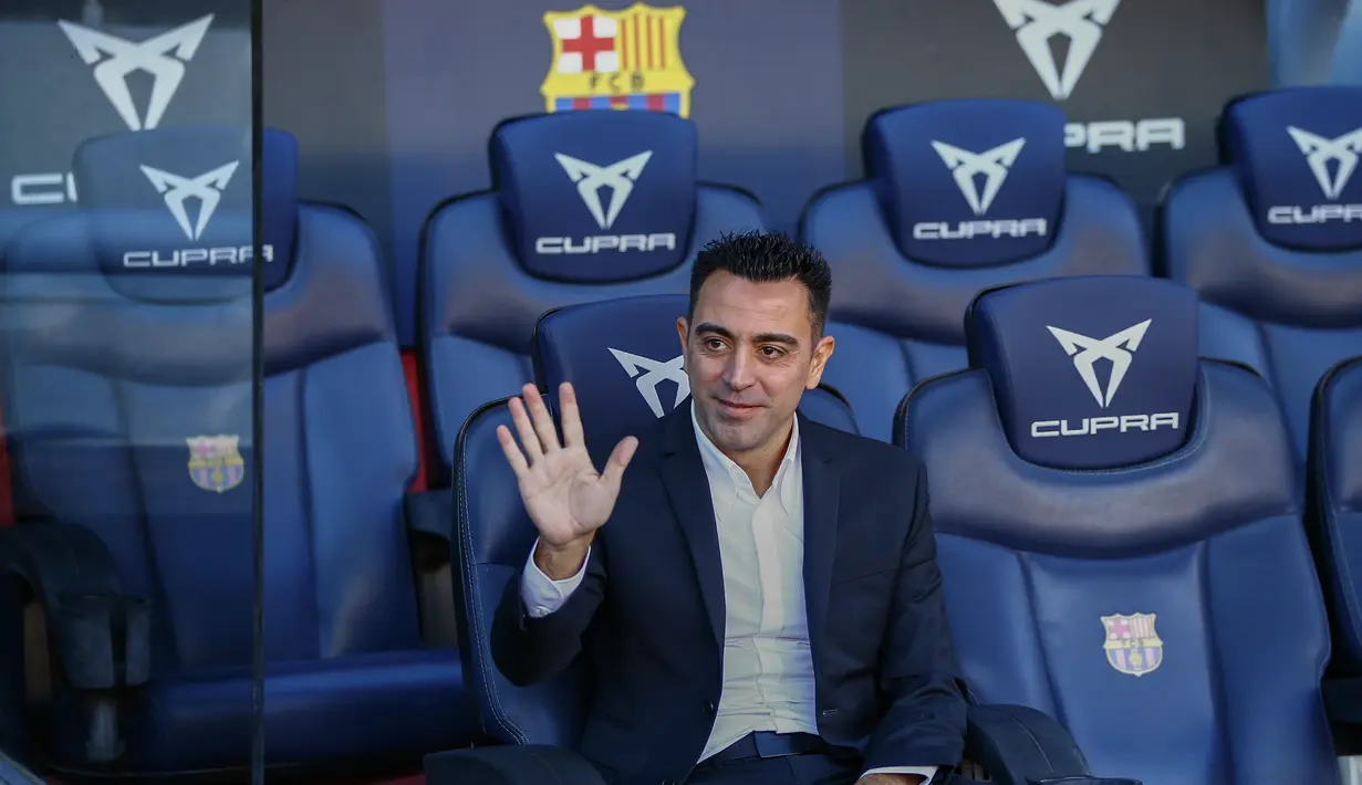 Pelatih baru Barcelona Xavi Hernandez melambai ke penonton saat presentasi resminya di stadion Camp Nou, Spanyol, Senin (8/11/2021). Xavi menggantikan pelatih sebelumnya Ronald Koeman yang dipecat. (AP Photo/Joan Monfort)