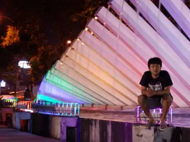 Citizen6, Surabaya: Taman pelangi di Surabaya, tempat asik buat hangout dan berkumpul bersama teman-teman di malam hari. (Pengirim: Arjun)
