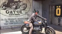 Gaya gagah Tora Sudiro saat menunggangi motor gede (Foto: Instagram Tora Sudiro)