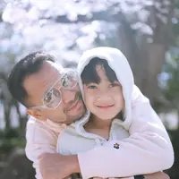 Raffi Ahmad siap memberikan hadiah putranya Rafathar Malik Ahmad jika puasa bisa sebulan penuh. Hadiah spesial tersebut adalah tiket nonton langsung liga Inggris, Liverpool di Anfield Stadium. [Instagram/raffinagita1717]