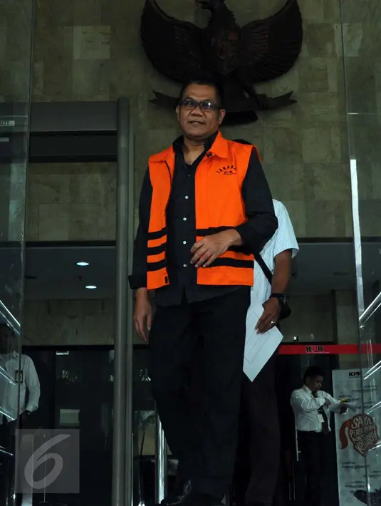 Anggota Komisi III DPRD Banten dari F-PDIP Tri Satya Santoso usai diperiksa KPK, Jakarta, Senin (14/3). Berkas penyidikan tersangka suap pembahasan Perda pembentukan Bank Pembangunan Daerah Banten itu akan P-21 dalam minggu ini (Liputan6.com/Helmi Afandi)