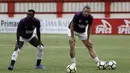 Pemain PSM Makassar, Steve Paulle, bersama Guy Junior melakukan pemanasan saat latihan di Stadion PTIK, Jakarta, Minggu (2/12). Latihan ini persiapan jelang laga Liga 1 melawan Bhayangkara FC. (Bola.com/Yoppy Renato)