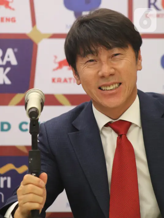 Shin Tae-Yong saat perkenalan pelatih baru Timnas Indonesia di Ruang VVIP Stadion Pakansari, Kab Bogor, Jawa Barat, Sabtu (28/12/2019). Pelatih asal Korea Selatan, Shin Tae-Yong resmi menandatangani kontrak sebagai pelatih Timnas Indonesia selama 4 tahun. (Liputan6.com/Helmi Fithriansyah)