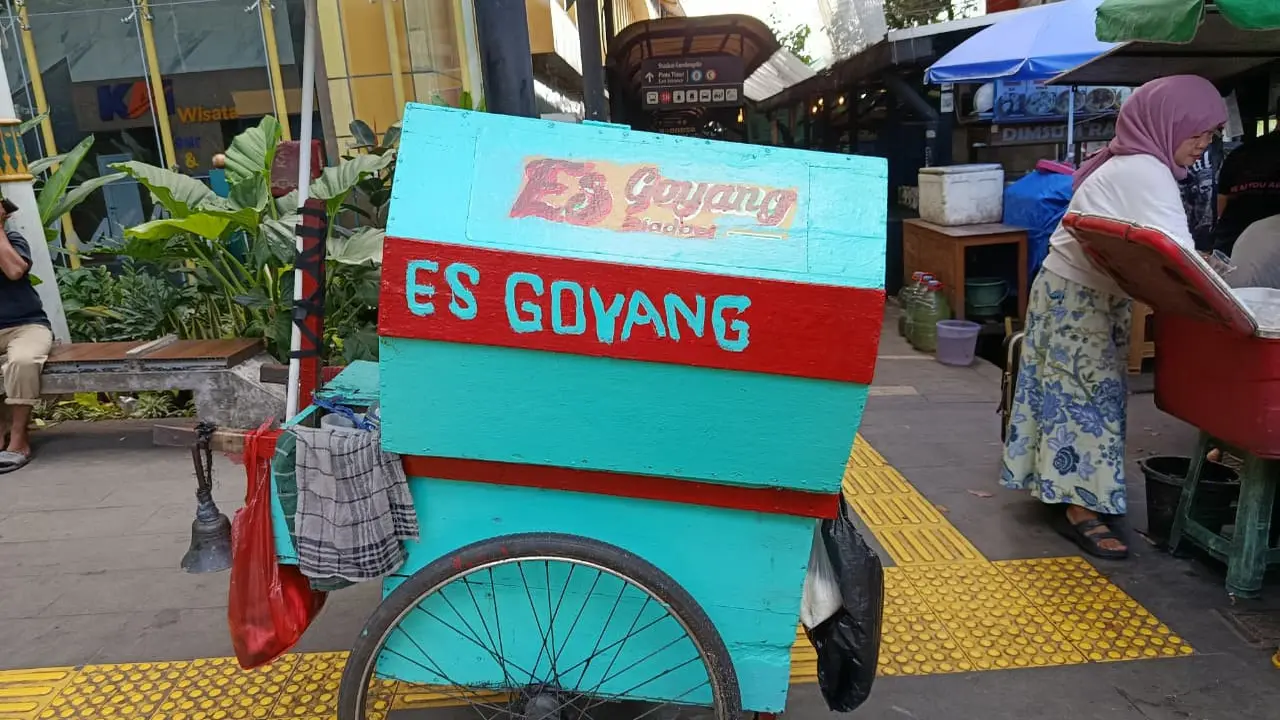 Kisah Penjual Es Goyang Legendaris di Stasiun Gondangdia yang Bertahan 37 Tahun