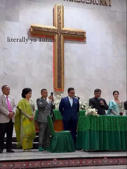 Pengacara itu kembali tampil dengan khasnya di acara adat Partumpolon sang anak dan calon mantu [@feliciahutapeaaa]