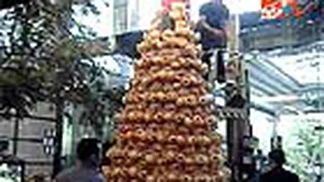 Pohon Natal dari Ratusan Boneka Beruang