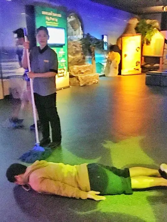 Dari beberapa pose yang diunggah, Radit banyak mengunggah foto tiduran. Terlihat ada beberapa foto dengan pose tengkurap dibeberapa tempat. (instagram/raditya_dika)