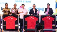Seremonial perpanjangan kerja sama antara SCM dengan PSSI dilakukan dalam PSSI Partner Summit 2024 di Hotel Park Hyatt, Jakarta Pusat, pada Senin (16/12/2024). (Bola.com/Abdul Aziz)