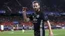 Pemain Manchester United, Juan Mata melempar pesawat kertas saat melawan Sevilla pada laga 16 besar Liga Champions di Ramon Sanchez Pizjuan stadium, Seville, (21/2/2018). MU bermain Imbang 0-0 lawan Sevilla. (AP/Miguel Morenatti)