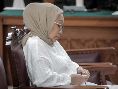Terdakwa kasus penyebaran hoaks Ratna Sarumpaet memegang tasbih sambil menyimak pembacaan putusan dalam sidang di PN Jakarta Selatan, Kamis (11/7/2019). Majelis hakim memvonis Ratna dengan hukuman 2 tahun penjara atas kasus penyebaran berita bohong yang menjeratnya. (Liputan6.com/Faizal Fanani)
