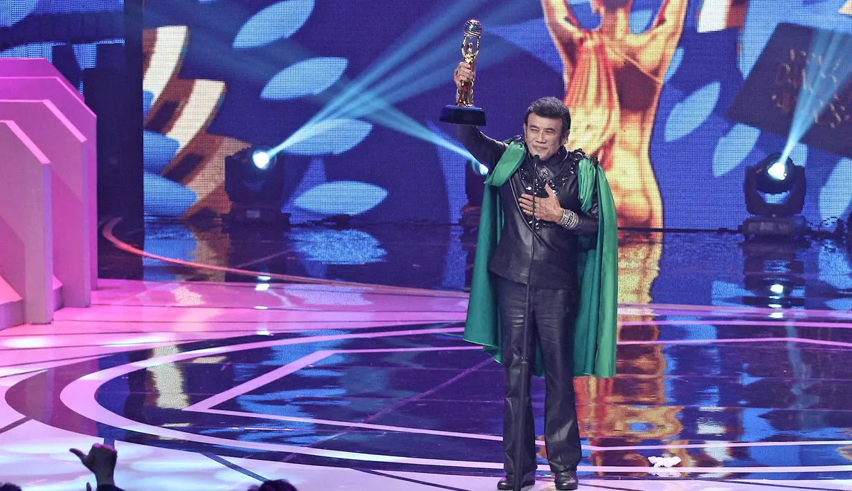 Penyanyi dangdut  Rhoma Irama menerima piala untuk kategori Lifetime Achievement dalam ajang Indonesian Dangdut Awards 2017 di Studio 6 EMTEK CITY, Jakarta, Jumat (13/10). (Liputan6.com/Herman Zakharia)