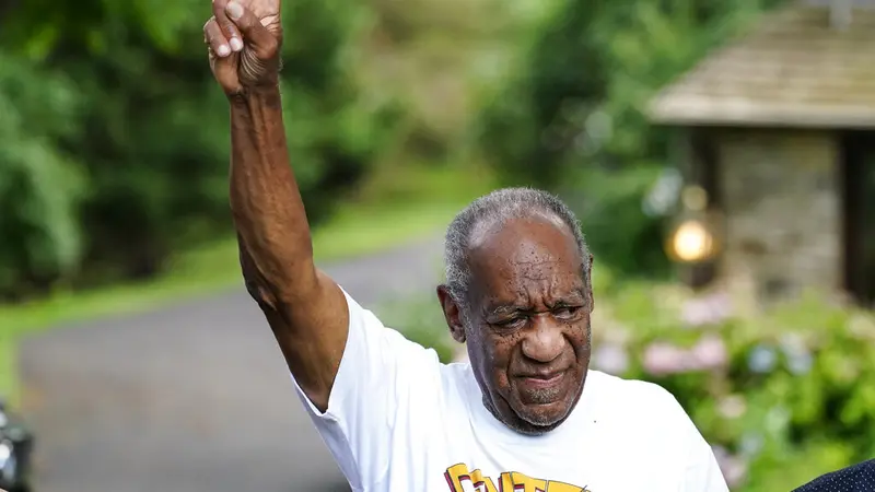 Bill Cosby berpose setelah dibebaskan dari penjara. (AP Photo/Matt Rourke)