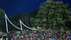 Masyarakat memadati tribune saat laga leg kedua final Pegadaian Liga 2 2023/2024 antara Semen Padang menghadapi PSBS Biak di Stadion GOR Haji Agus Salim, Padang, Sabtu (9/3/2024). (Bola.com/Bagaskara Lazuardi)