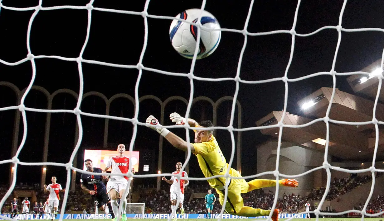 Pemain Paris St Germain,  Ezequiel Lavezzi (kiri) mencetak gol ketiga ke gawang Monaco dalam Liga Prancis di Stadion Louis II, Monaco. Minggu (30/8/3015). (Reuters/Eric Gaillard)
