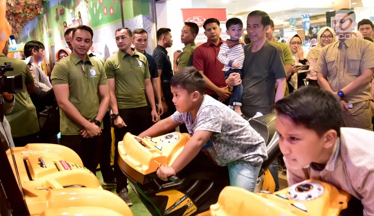 Presiden Joko Widodo menggendong cucunya Jan Ethes berada di arena permainan anak "Fun World" di mal Botani Square, Bogor, (8/12). Jan Ethes merupakan cucu pertama Presiden Jokowi. (Liputan6.com/HO/Biro Pers Setpres)
