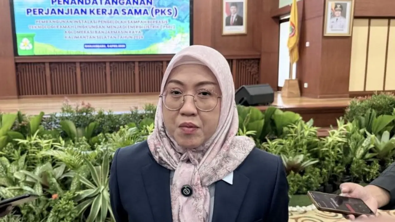 Staf Ahli Hubungan Antar Lembaga Pusat dan Daerah KLH Hanifah Dwi Nirwana memberikan keterangan usai penandatanganan Perjanjian Kerja Sama.