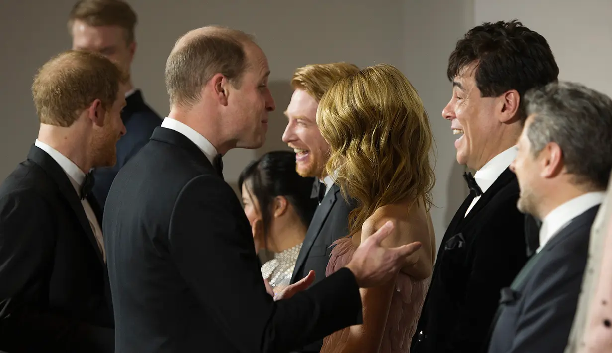 Pangeran William berbincang dengan  aktor Benico del Toro saat premiere film Star Wars: The Last Jedi di The Royal Albert Hall, London, Selasa (12/12). William dan Pangeran Harry muncul dalam film itu sebagai cameo. (Eddie Mulholland/Pool Photo via AP)