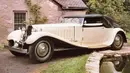 Bugatti Royale Type 41: Bugatti pernah membuat mobil eksotis bermesin besar pada 1931. Mobil cantik ini menggunakan mesin berkapasitas raksasa 12.700cc 8-silinder segaris yang mampu memproduksi tenaga hingga 300 bhp. Figur yang sangat besar untuk standar tahun 1931. (Source: looksmartmodels.com)