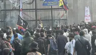 Demo Depan DPR Memanas, Massa Bakar Ban dan Rusak Pagar