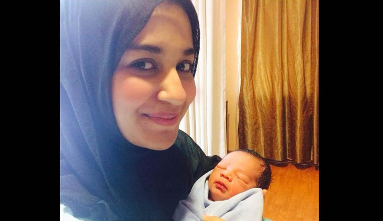 Istri Teuku Wisnu, Shireen Sungkar telah melahirkan bayi laki-laki pada Rabu (10/9/14) lalu. (instagram.com/teukuadam10)