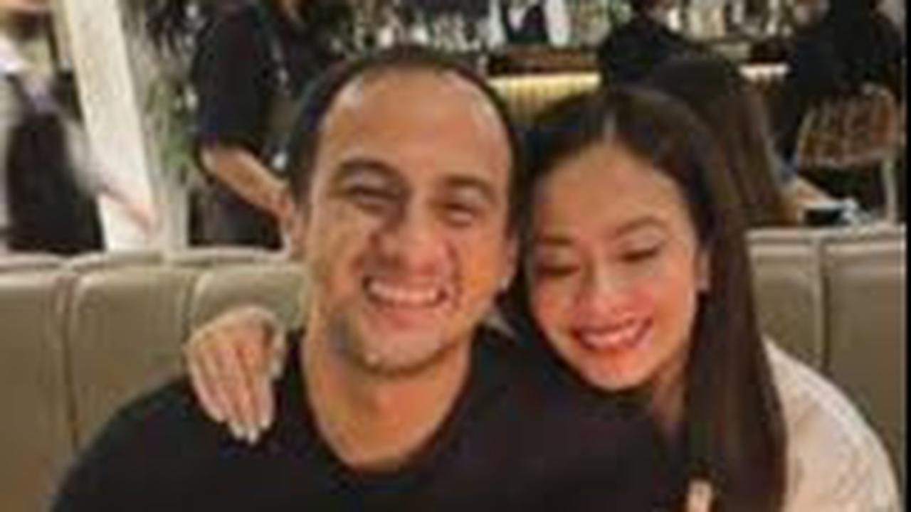 Postingan Ersa Mayori langsung mencuri perhatian netizen. Tak sedikit yang menyampaikan selamat untuk Ersa dan suami.<br>