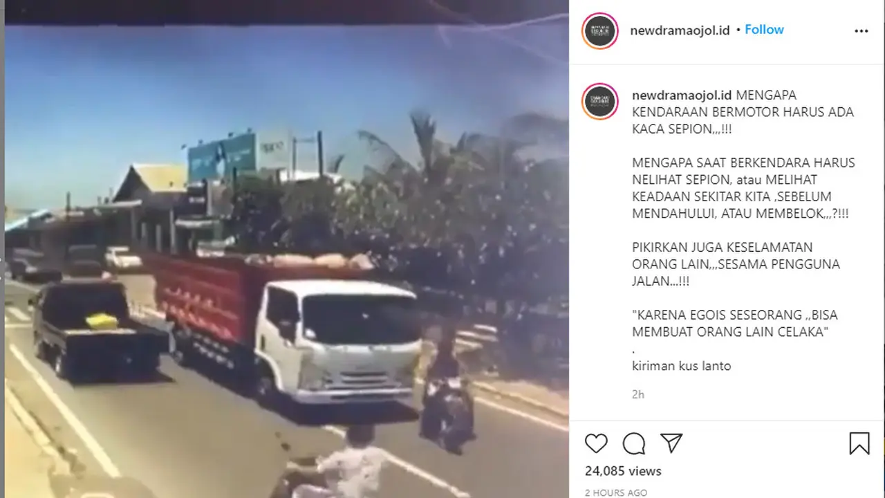 terlihat seorang pemotor secara tiba-tiba masuk ke dalam jalur tanpa memperhatikan kaca spion terlebih dahulu.